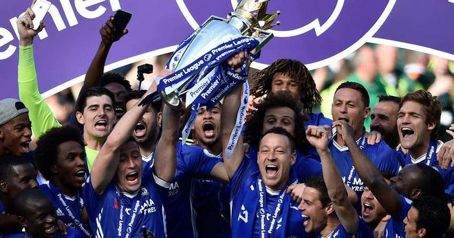 感受土超的气氛，埃德森在伊斯坦布尔德比中遭球迷投掷塑料杯（土超氛围拉满：伊斯坦布尔德比中埃德森遭球迷掷塑料杯）