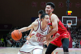 拓记：克林根争抢篮板后一瘸一拐走向替补席，赛前左小腿就有挫伤（拓记：克林根抢板后跛行回替补席，赛前左小腿已有挫伤）