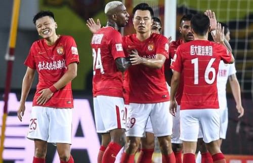 堵更衣室门口骂裁判，比利亚雷亚尔CEO小罗伊格被停赛半个月（围堵更衣室口怒斥裁判，比利亚雷亚尔CEO小罗伊格遭禁赛半月）