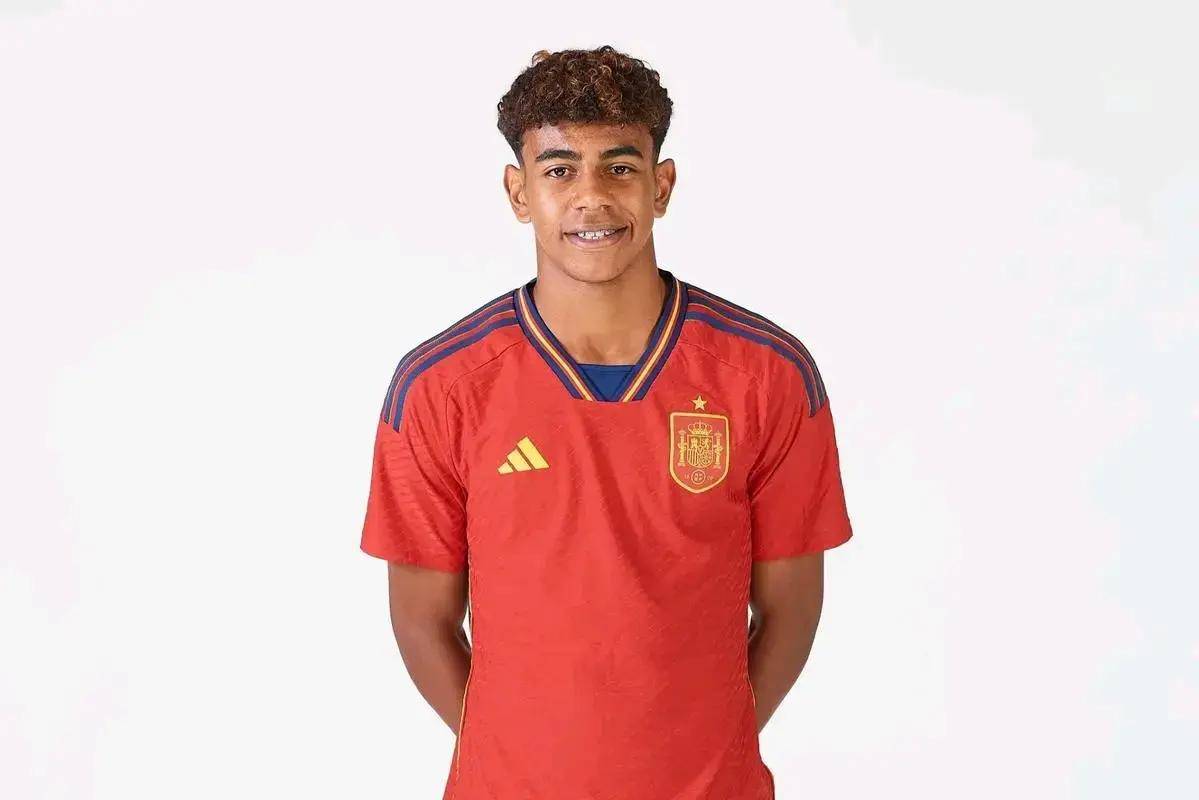 路易斯·恩里克：从第二名到动力源，巴黎圣日耳曼的逆境新篇章（路易斯·恩里克：将第二名化作驱动力，开启巴黎圣日耳曼逆袭新章）